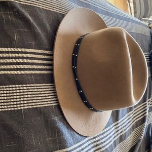 Rag and bone wool hat.